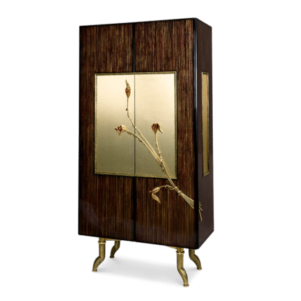 луксозен шкаф със златна флорална декорация