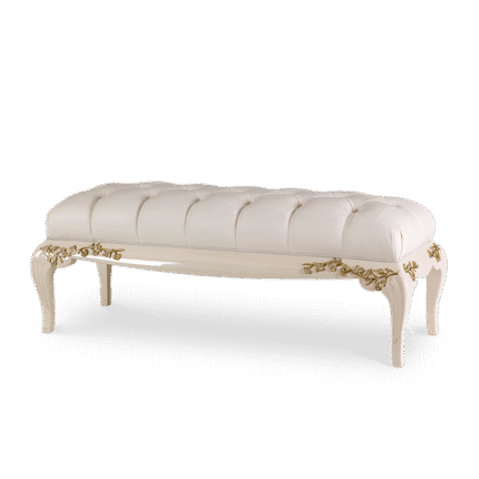 Класическа бяла пейка с капитонирана седалка и ръчно декорирани златни елементи. Перфектен завършек за спалня, антре или тоалетка.